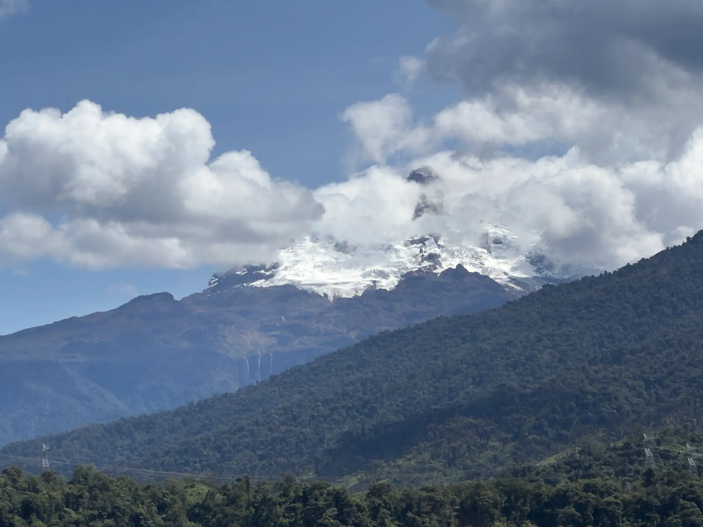 El volcán Antisana sobre el bosque nublado, visto desde San Pedrito en Cuyuja