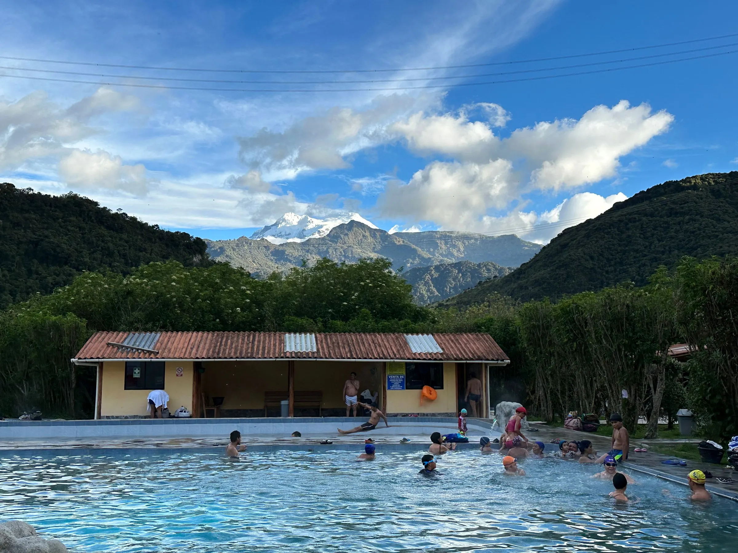 Piscina termal en Papallacta con montañas y un nevado al fondo
